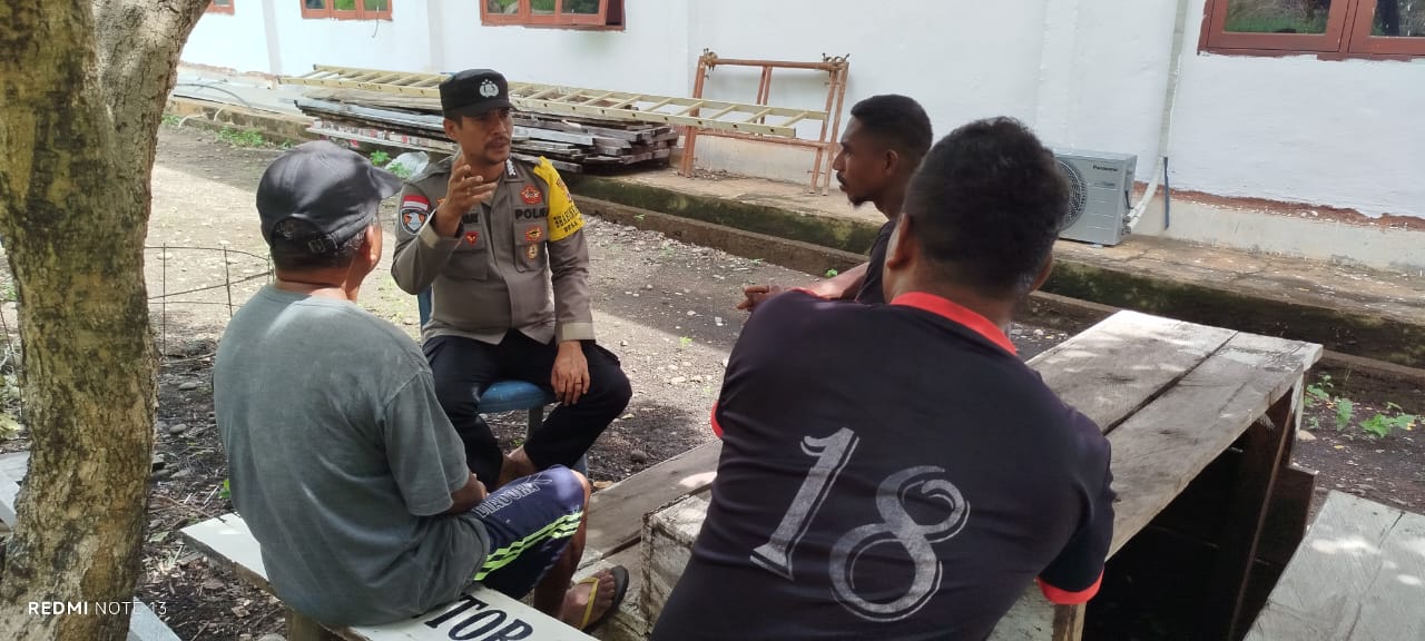 Sosialisasikan Kamtibmas, Bhabinkamtibmas Bripka Sutiray Sambangi Warga