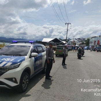 Patroli Sekaligus pengaturan lalu lintas oleh sat lantas Polresta Ambon