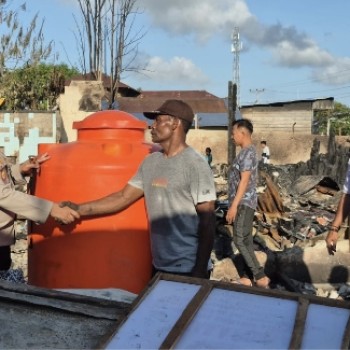 Tinjau Lokasi Pasca Kebakaran, Kapolres SBT Salurkan Bantuan Penampungan Air Bagi Warga