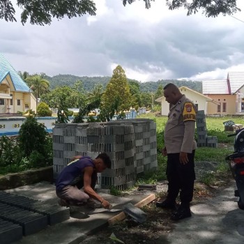 Kembali Bhabinkamtibmas AIPDA M.R Werluka Melaksanakan Sambang Kamtibmas terhadap Warga