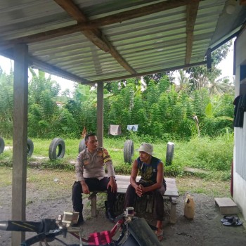 Bhabinkamtibmas Polsek Waipia Kembali Melaksanakan Kegiatan Door to door sistem