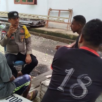 Sosialisasikan Kamtibmas, Bhabinkamtibmas Bripka Sutiray Sambangi Warga
