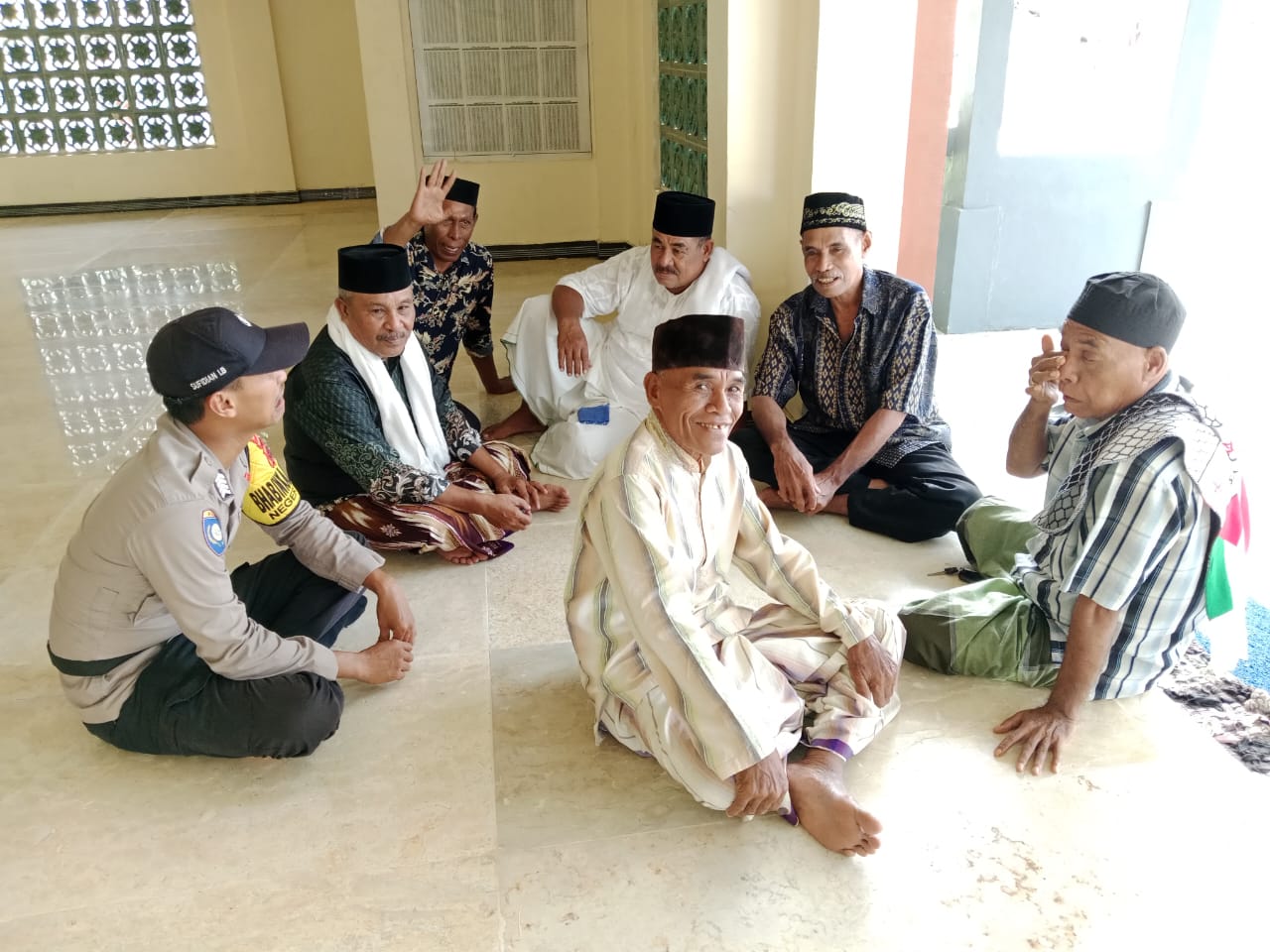 Usai Dzuhur, Bhabinkamtibmas Negeri Tial Duduk Bersama Jamaah Masjid