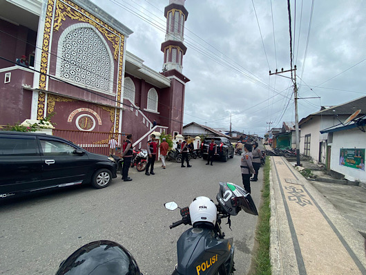 Polwan Polres Kepulauan Tanimbar hadir amankan Sholat Jumat