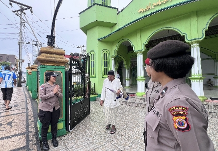 Polwan Polda Maluku Hadir dan Memberikan Rasa Aman bagi Masyarakat Yang Menenuaikan Ibadah  Sholat Jumat di Sejumlah Mesjid di Kota Ambon