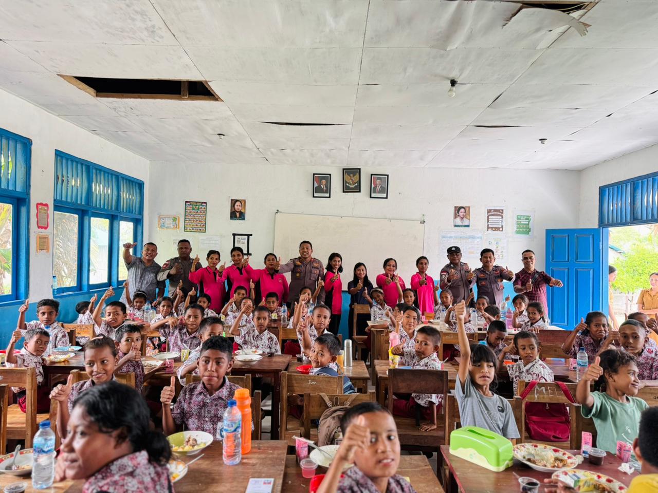 Polsek Wetar Bagikan Makanan Sehat Kepada Siswa SD, Dukung Program Makan Bergizi Gratis