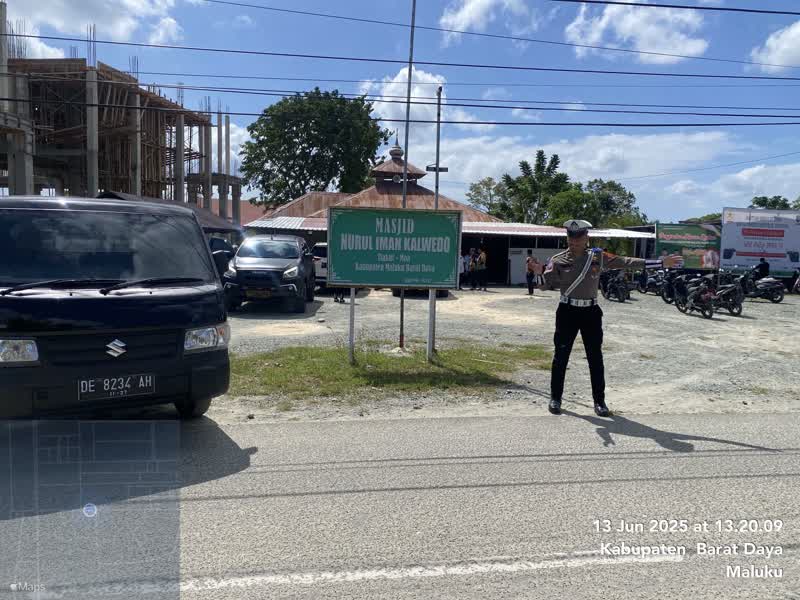Kondusifkan Kamtibmas, Personil Sat Lantas Polres MBD Gatur Lalin di Depan Masjid Nurul Iman Kalwedo