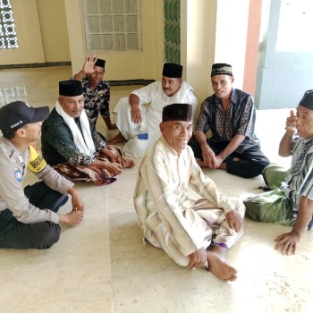 Usai Dzuhur, Bhabinkamtibmas Negeri Tial Duduk Bersama Jamaah Masjid