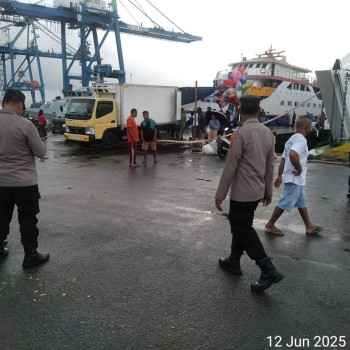 Pengamanan di Pelabuhan Slamet Riyadi: KMP Cantika Lestari 8A Oleh Personil Polsek KPYS
