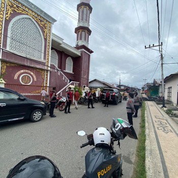 Polwan Polres Kepulauan Tanimbar hadir amankan Sholat Jumat