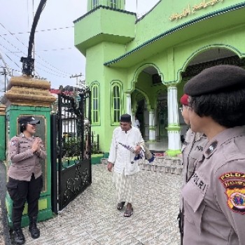 Polwan Polda Maluku Hadir dan Memberikan Rasa Aman bagi Masyarakat Yang Menenuaikan Ibadah Sholat Jumat di Sejumlah Mesjid di Kota Ambon