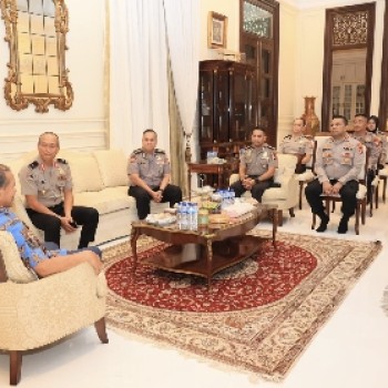 Dalam Rangka HUT Bhayangkara ke-79, Tim Mabes Polri Lakukan Anjangsana ke Mantan Kapolri Jenderal (Purn) Drs. Badrodin Haiti