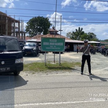 Kondusifkan Kamtibmas, Personil Sat Lantas Polres MBD Gatur Lalin di Depan Masjid Nurul Iman Kalwedo
