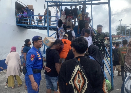 Crew KP XVI-1005 Amankan Kedatangan KM Labobar di Pelabuhan Banda Naira