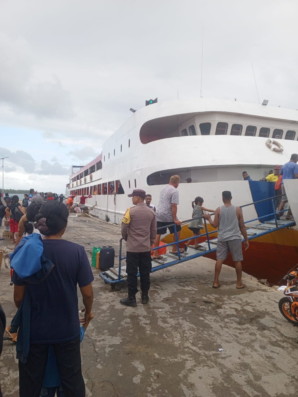 KPPP Polsek Serwaru Pantau Aktifitas Penumpang di Pelabuhan Laut Serwaru