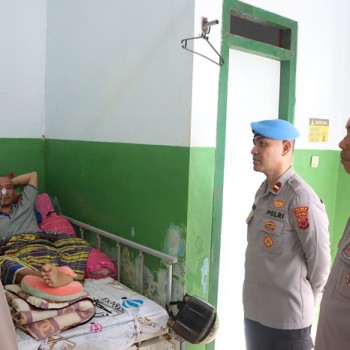 Kunjungi Anggota sakit, Kapolres Kepulauan Tanimbar berikan semangat dan dukungan moril