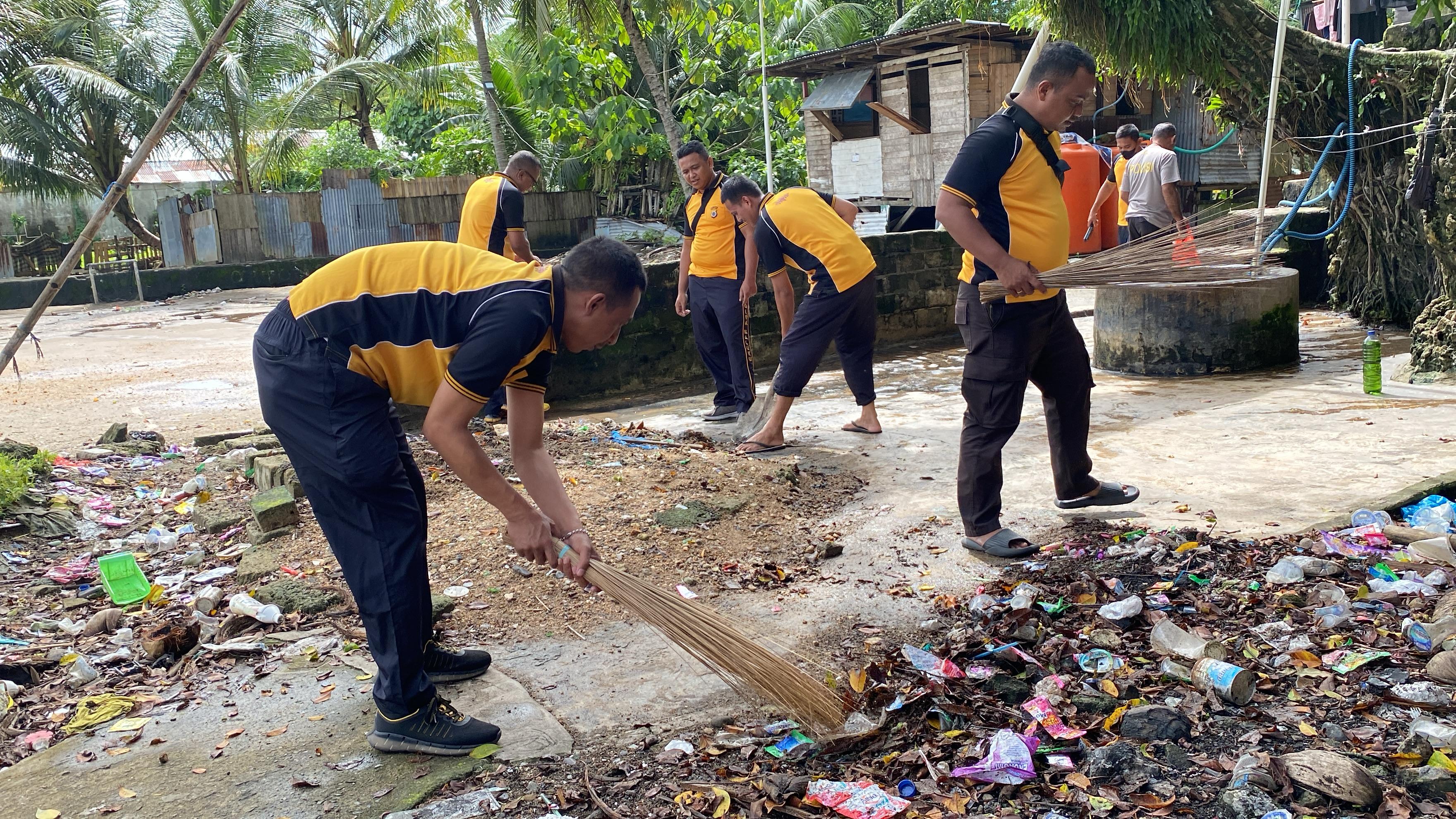 Sambut Hari Bhayangkara ke-79, Polresta Ambon Perbaiki Fasilitas Air Bersih di Batu Merah