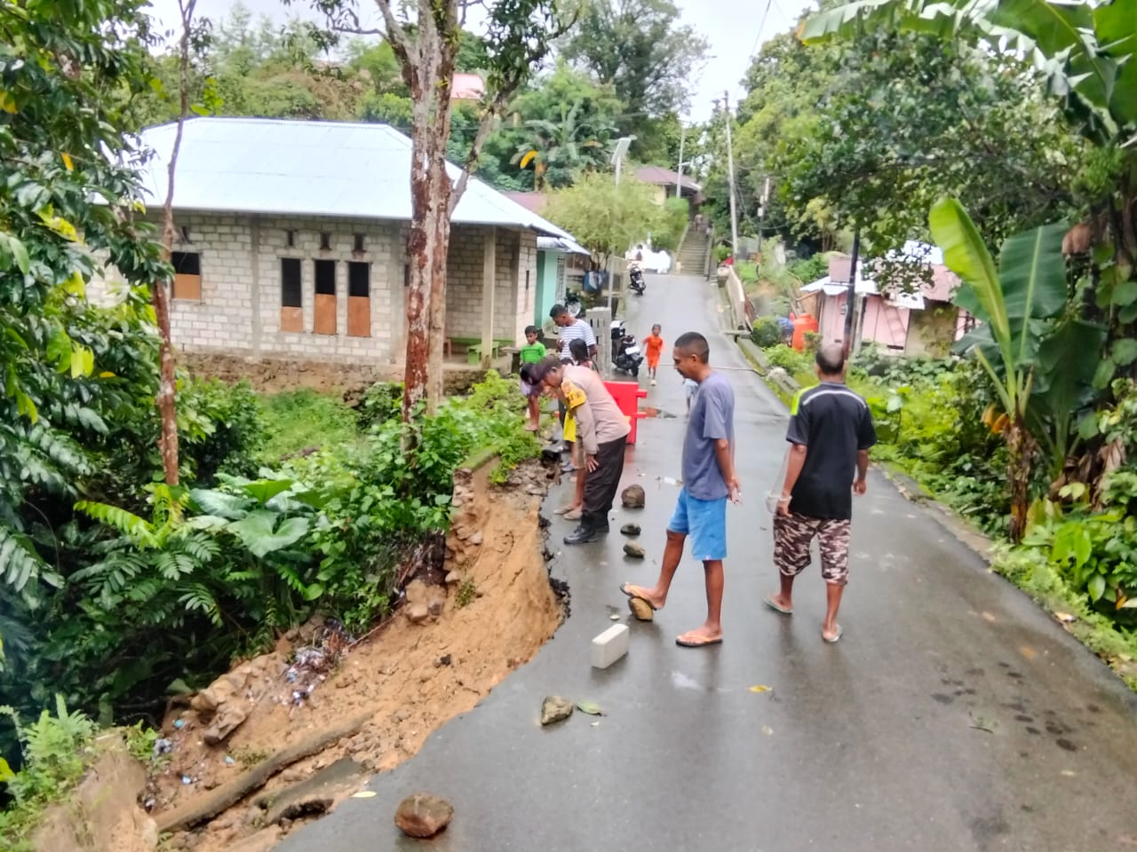 Bhabinkamtibmas Negeri Kilang Lakukan Monitoring Pasca Tanah Longsor, Tidak Ada Korban Jiwa