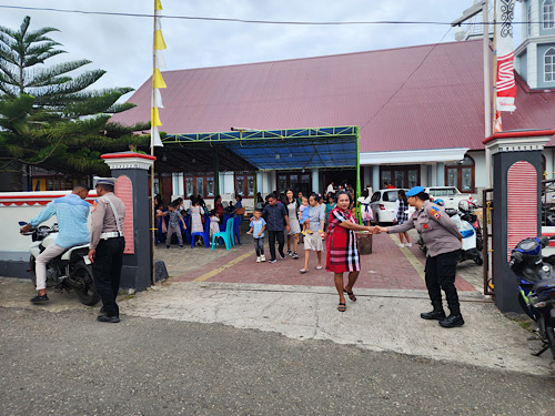 Amankan Ibadah Minggu, Polwan Polres Kepulauan Tanimbar terjun ke sejumlah Gereja