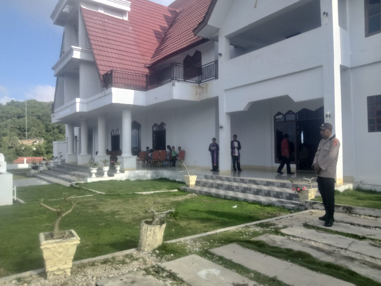 Polsek Kisar Makmurkan Tempat Ibadah, Wujudkan Rasa Aman di Lingkungan Tempat Ibadah