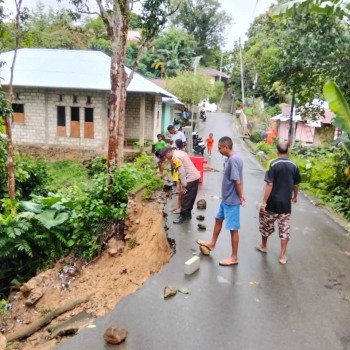 Bhabinkamtibmas Negeri Kilang Lakukan Monitoring Pasca Tanah Longsor, Tidak Ada Korban Jiwa