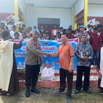 Pembagian Paket Bansos di Panti Asuhan Yakobus Abadi dalam Rangka Menyambut Hari Bhayangkara ke-79