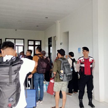 Polres MBD Gelar Pengamanan, Pantau Aktifitas Penumpang di Bandara Moa