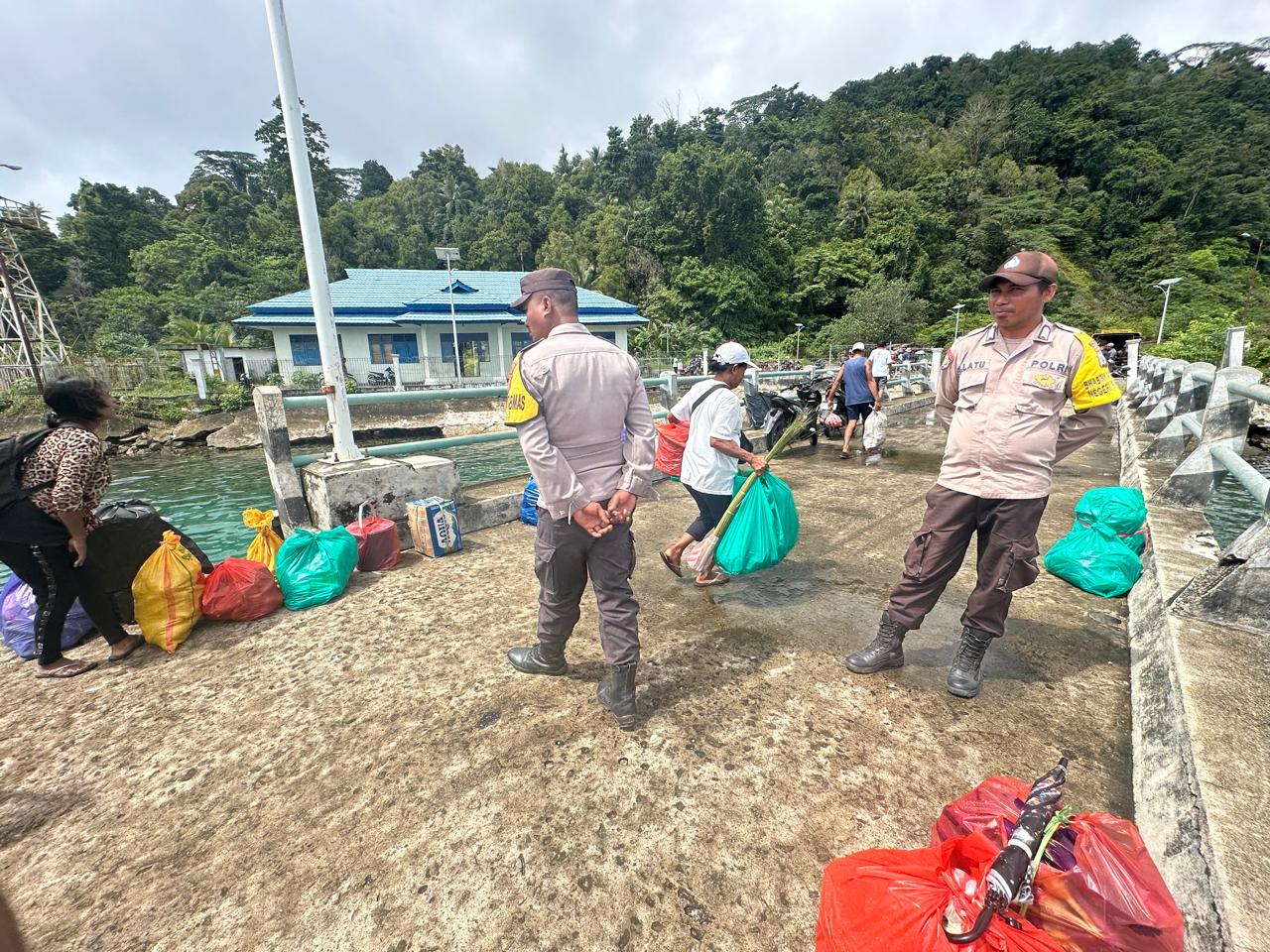 Polsek Nusalaut Lakukan Pengamanan Aktivitas Penyeberangan KMP Feri Samandar di Dermaga Waihutete-Ameth