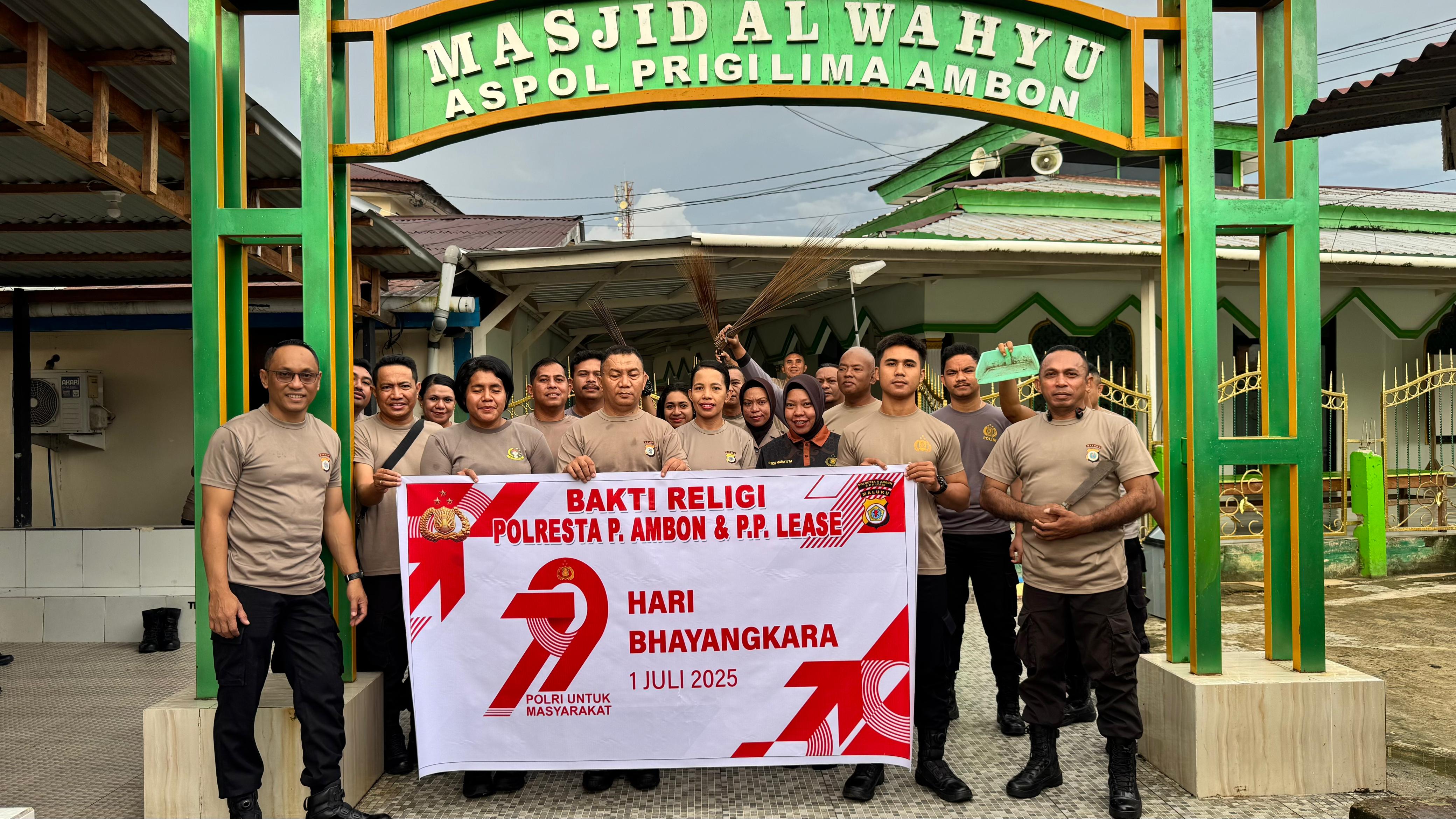 Personel Polresta Ambon dan Polsek Jajaran Gelar Bakti Religi di Tempat Ibadah Jelang Hari Bhayangkara ke-79
