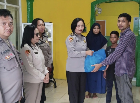 Sambut HUT Bhayangkara Personel Polda Maluku Salurkan Bansos dan Bakti Religi