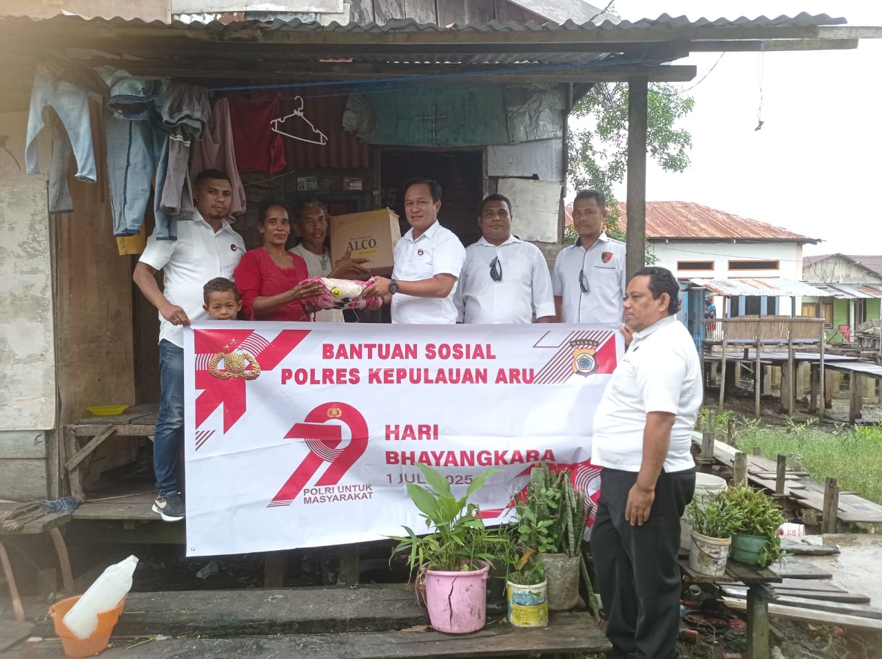 POLRES KEPULAUAN ARU BAGI BANSOS SAMBUT HARI BHAYANGKARA KE-79