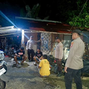 Polsek Leitimur Selatan Gelar Patroli Malam, Imbau Warga Waspadai Cuaca Ekstrem