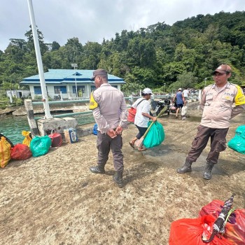 Polsek Nusalaut Lakukan Pengamanan Aktivitas Penyeberangan KMP Feri Samandar di Dermaga Waihutete-Ameth