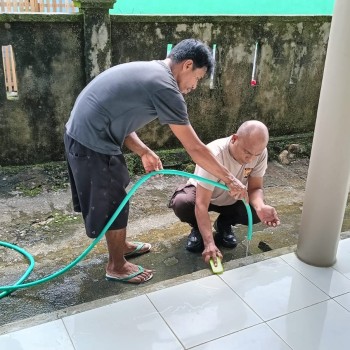 Polsek Waesama Gelar Bakti Religi, Sambut Hari Bhayangkara Ke-79 Kunjungi Masjid Baitul Makmur