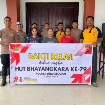 Personel Polres Buru Selatan Bersama Personil Polsek Namrole Laksanakan Bakti Religi di GPM Waefuhan Prangit Desa Labuang