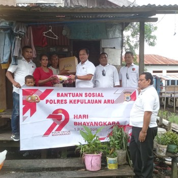 POLRES KEPULAUAN ARU BAGI BANSOS SAMBUT HARI BHAYANGKARA KE-79