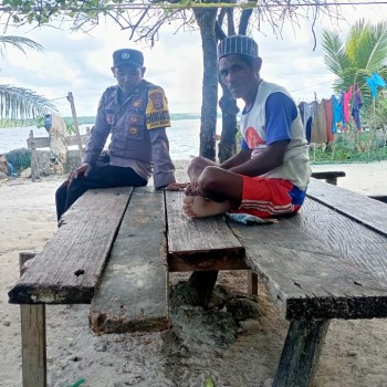MELALUI SAMBANG/DDS BHABINKAMTIBMAS DESA JERWATU JALIN SILATURAHMI DENGAN WARGA BINAANYA.