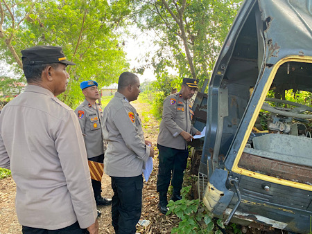 Wakapolres Kepulauan Tanimbar pimpin pemeriksaan kendaraan Dinas yang sudah tidak layak