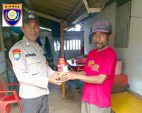 Polisi cinta Petani, Bhabinkamtibmas Abat salurkan bantuan Herbisida CBA-6 dukung Ketahanan Pangan