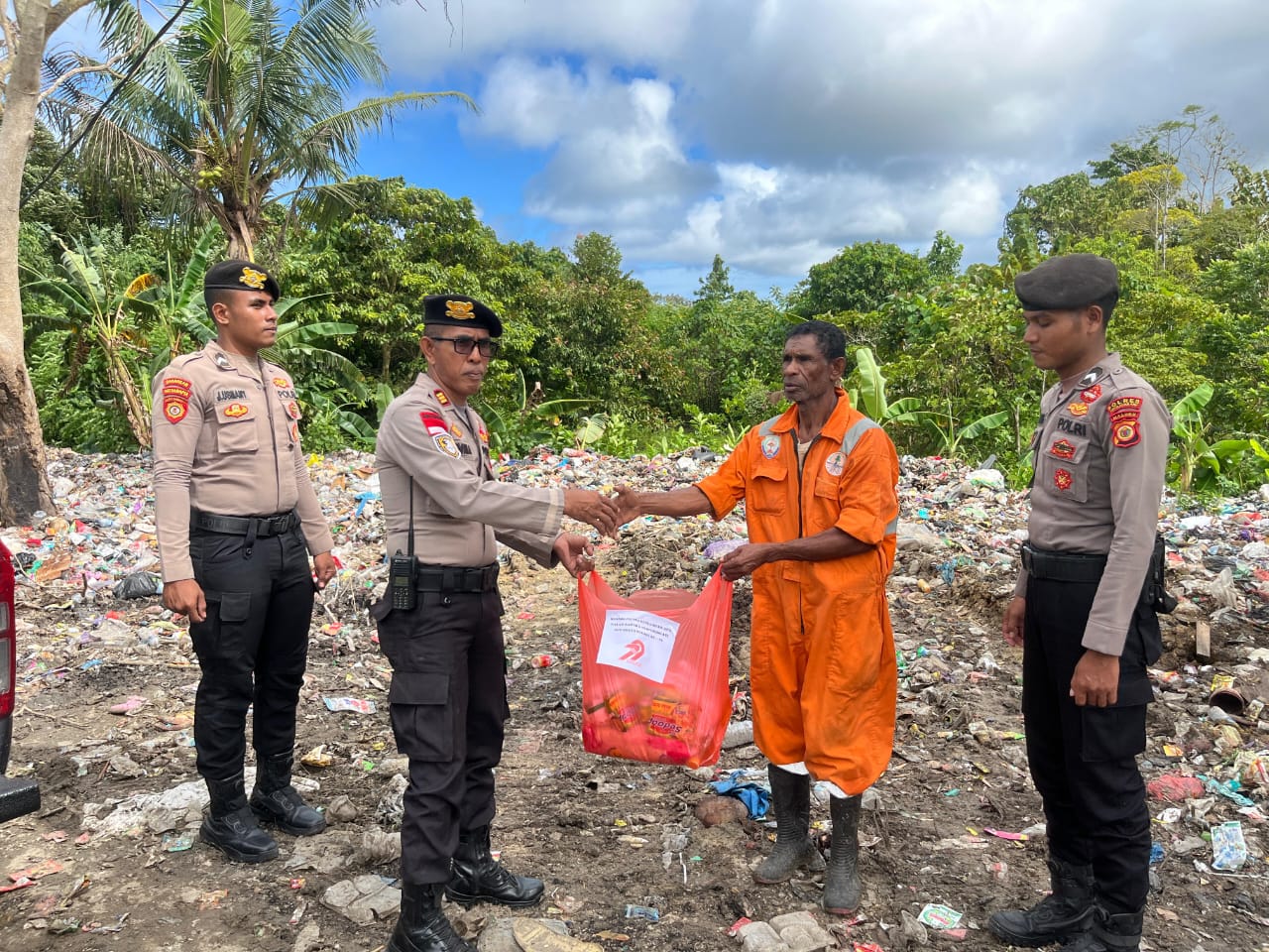 JELANG HARI BHAYANGKARA KE-79, SATUAN SAMAPTA POLRES KEPULAUAN ARU BAGI BANSOS