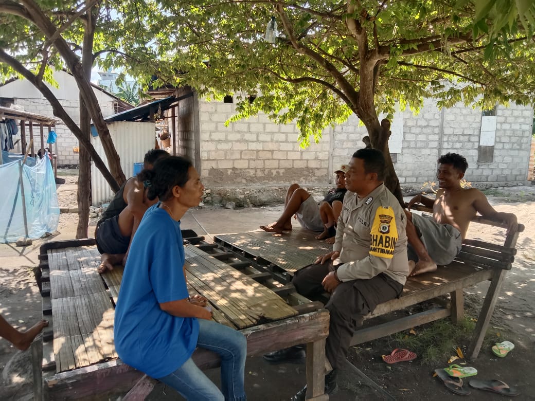 Bhabinkamtibmas Bripka Helwend Himbau Warga Desa Nura Pelihara Kamtibmas Yang Kondusif