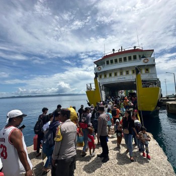 Polsek Nusalaut Laksanakan Pengamanan Kapal Feri Samandar di Dermaga Waihutete-Ameth