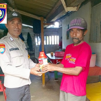 Polisi cinta Petani, Bhabinkamtibmas Abat salurkan bantuan Herbisida CBA-6 dukung Ketahanan Pangan