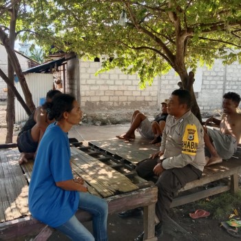 Bhabinkamtibmas Bripka Helwend Himbau Warga Desa Nura Pelihara Kamtibmas Yang Kondusif