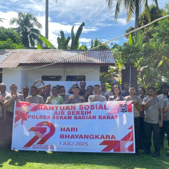 Polres SBB Gelar Bakti Religi dan Bansos Air Bersih di Desa Morekau dalam Rangka HUT Bhayangkara ke-79