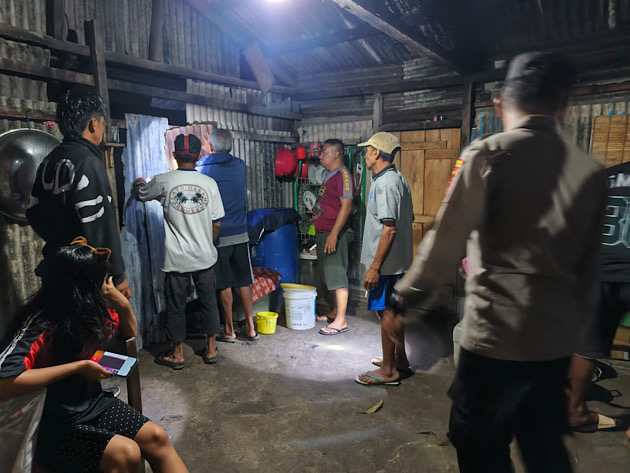 Dapur rumah kebakaran, Polsek Fordata respon cepat bantu Warga padamkan api