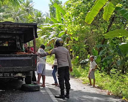 Sepenuh hati layani Masyarakat, Bhabinkamtibmas Kabiarat bantu Warga yang alami mobil mogok