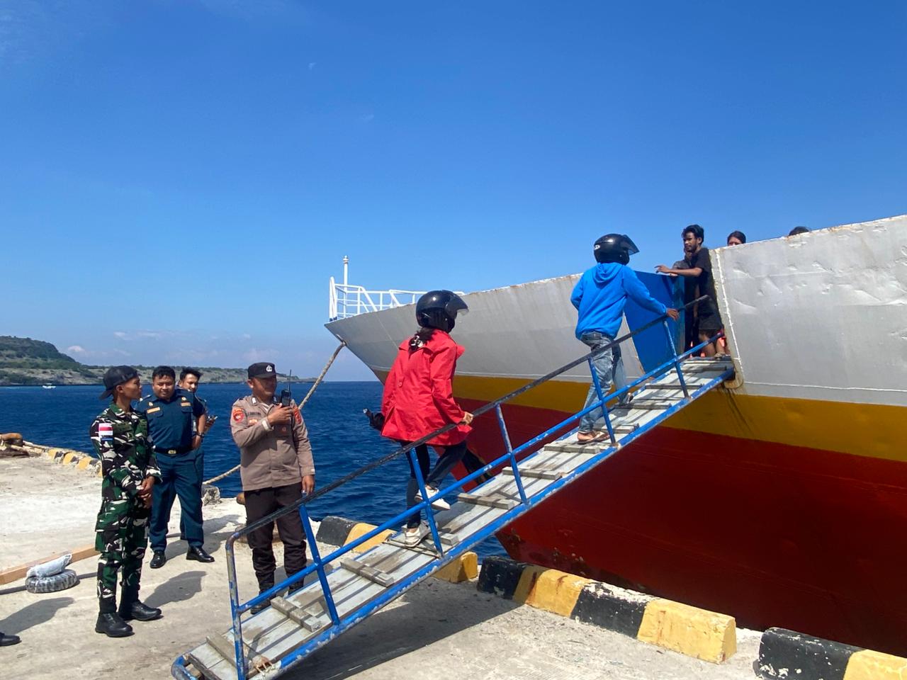 KPPP Polsek Kisar Amankan Aktifitas Warga Saat Embarkasi di Pelabuhan Laut Wonreli