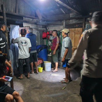 Dapur rumah kebakaran, Polsek Fordata respon cepat bantu Warga padamkan api