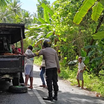 Sepenuh hati layani Masyarakat, Bhabinkamtibmas Kabiarat bantu Warga yang alami mobil mogok